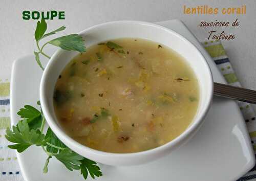 Soupe réconfortante aux lentilles corail et saucisses de Toulouse, sans gluten et sans lactose