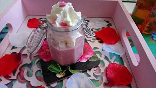 Jolie panacotta rose à la framboise façon liégeois