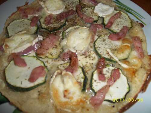 Pizza chèvre/courgette & lardons