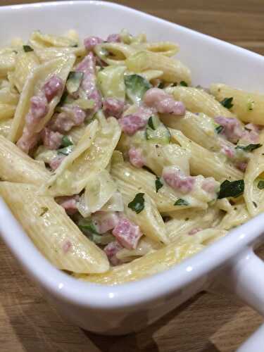 Penne à la crème, courgettes et lardons