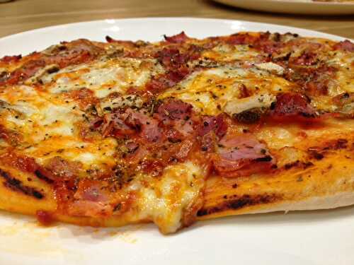 Pizza jambon champignon mozzarella origan
