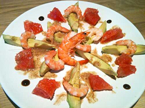 Salade fraîcheur avocat, crevettes et suprêmes de pamplemousse rose