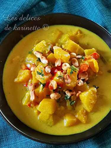 Curry de courge au lait de coco et cacahuètes grillées