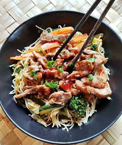 Nouilles chinoises sautées aux petits légumes et porc mariné