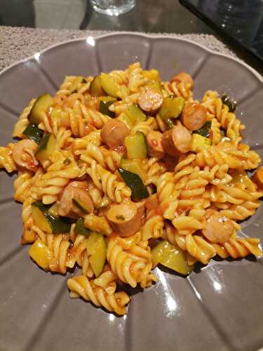 One Pot Pasta knacki de poulet et courgettes au companion.