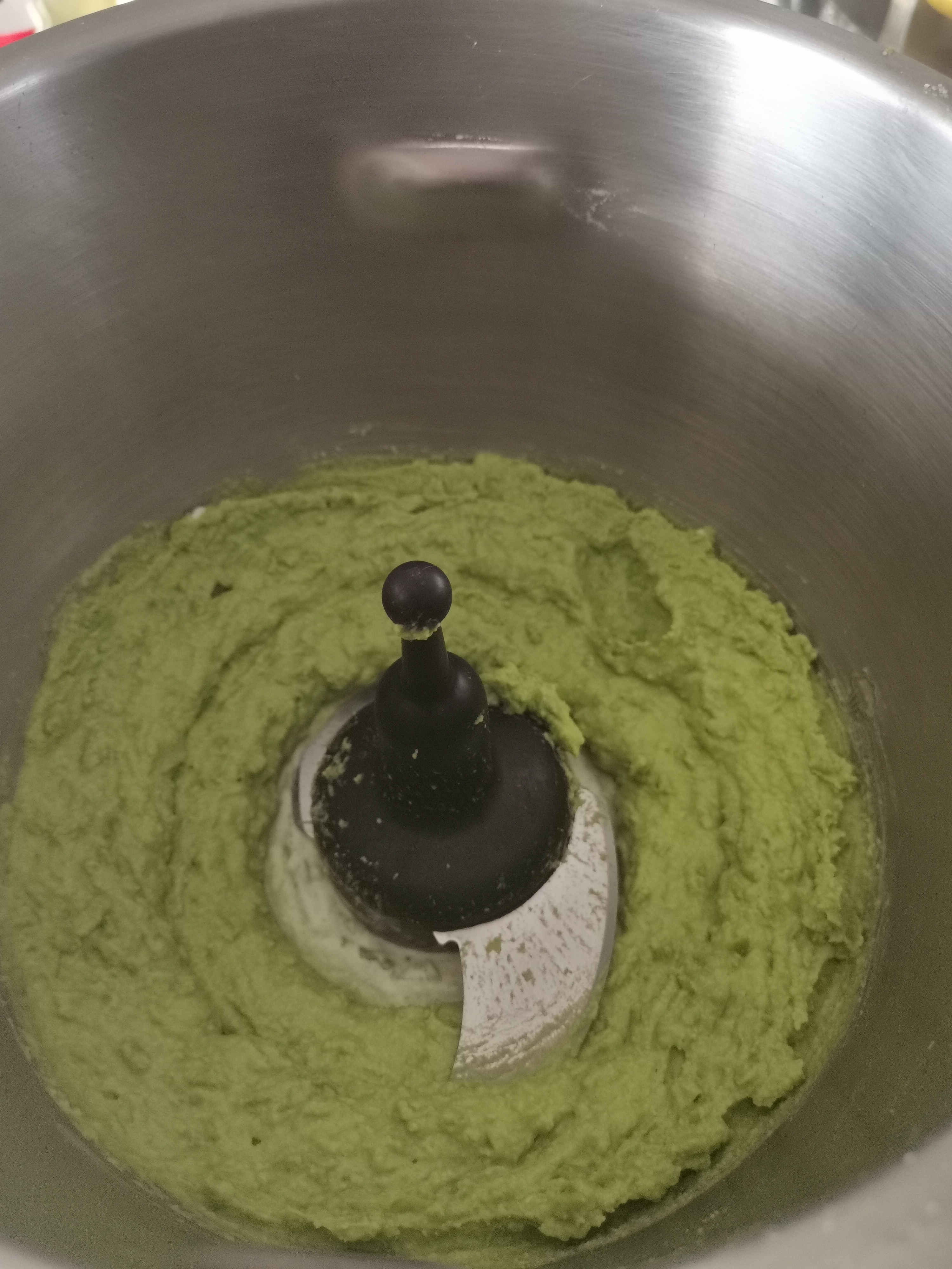 Houmous de petits pois à la poudre d’amandes