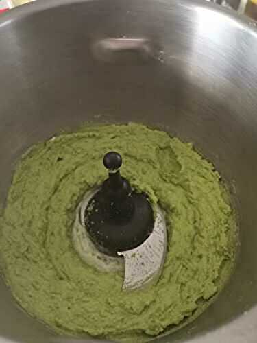 Houmous de petits pois à la poudre d’amandes