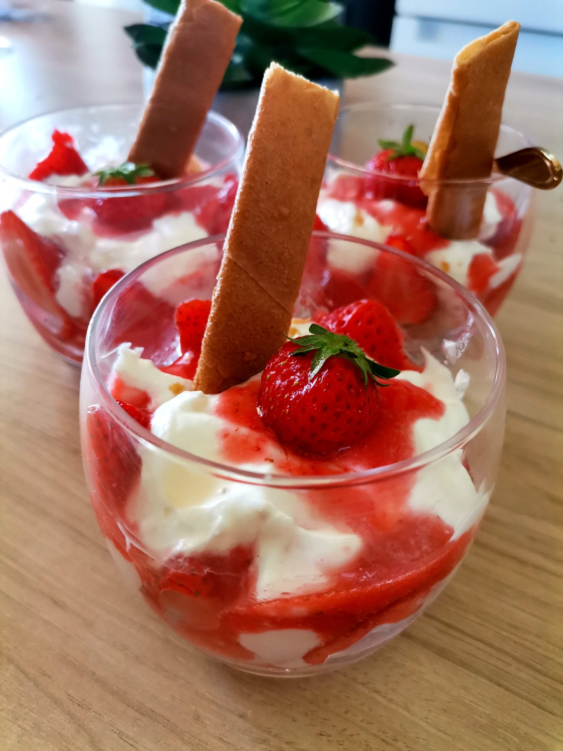 Verrine à la fraise façon fraisier léger destructuré