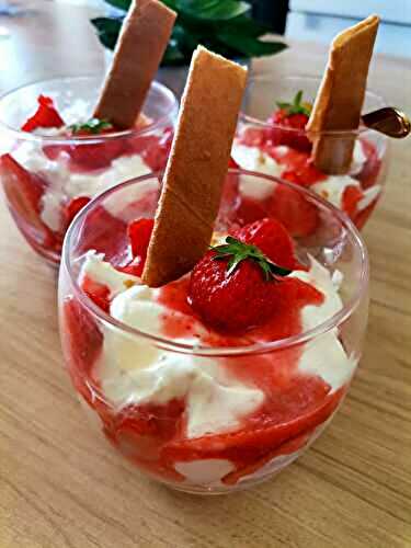 Verrine à la fraise façon fraisier léger destructuré