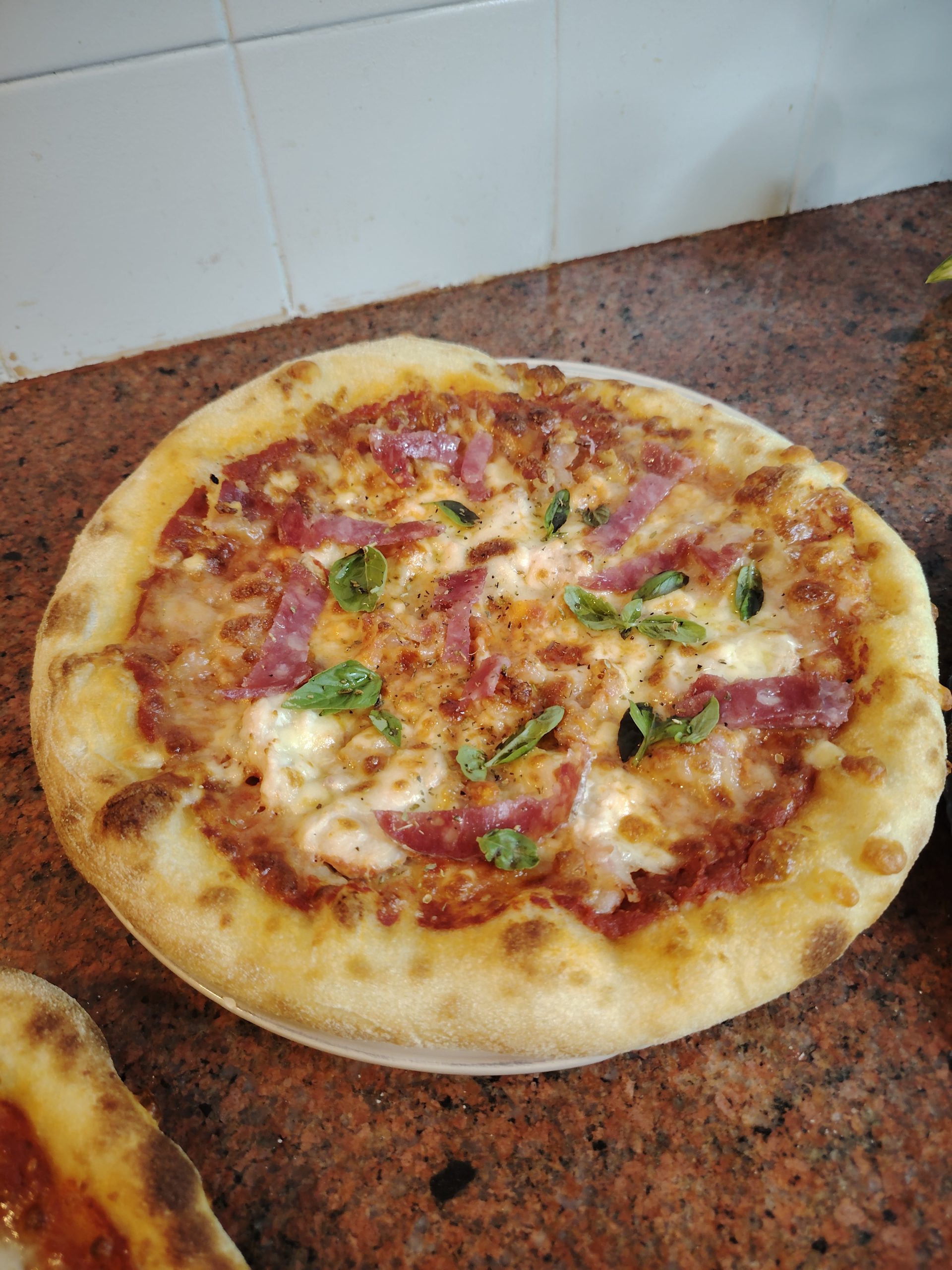 Pizza napolitaine à bords épais