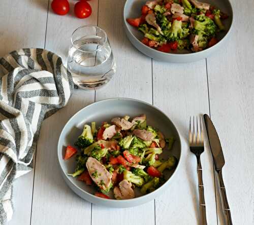 Salade de brocolis au poulet et tomates cerises