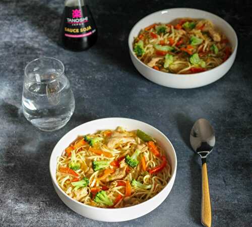 Wok de nouilles chinoises au poulet et légumes