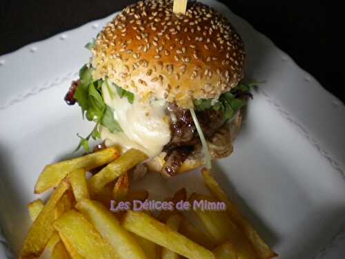 Burger de boeuf limousin, bacon et sauce au cantal