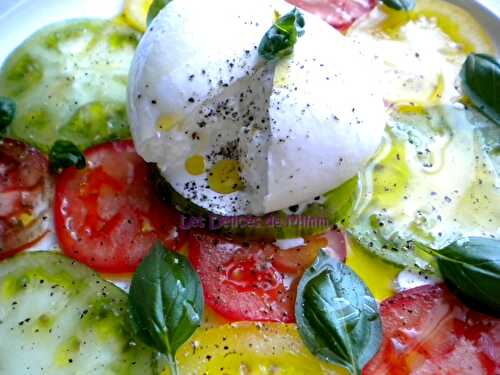 Burrata sur carpaccio de tomates anciennes