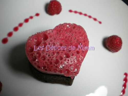 Cœur givré aux framboises sur cœur fondant en chocolat