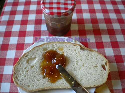 Confiture de rhubarbe, abricots secs et fève tonka