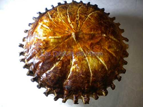 Galette des rois à la crème d'amandes, compote d'abricots secs à la tonka