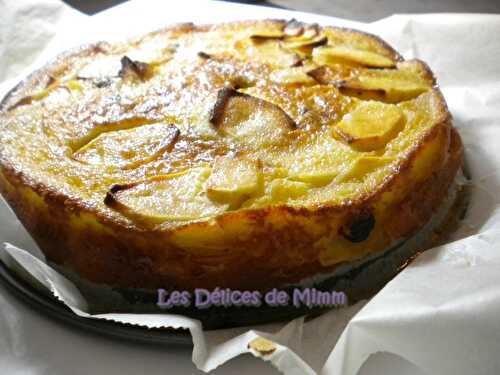 Gâteau aux pommes et aux raisins à l’ancienne pour la fête des mamies