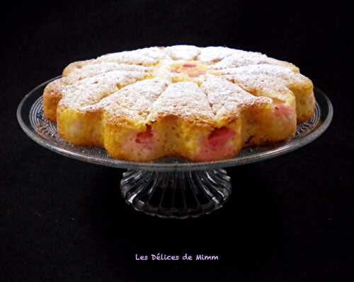 Gâteau moelleux à la rhubarbe et aux amandes