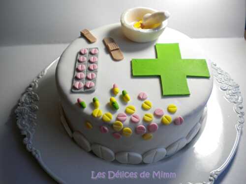 Gâteau sur le thème de la pharmacie (pâte à sucre) - Les Délices de Mimm
