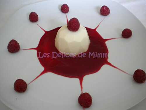 Panna cotta à la vanille et aux framboises