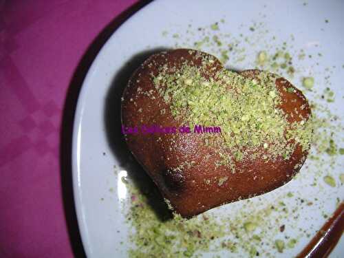 Petits cœurs moelleux au caramel au beurre salé à la chapelure de pistaches - Les Délices de Mimm