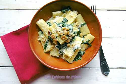 Rigatoni aux épinards, pancetta, noix et sauce au mascarpone