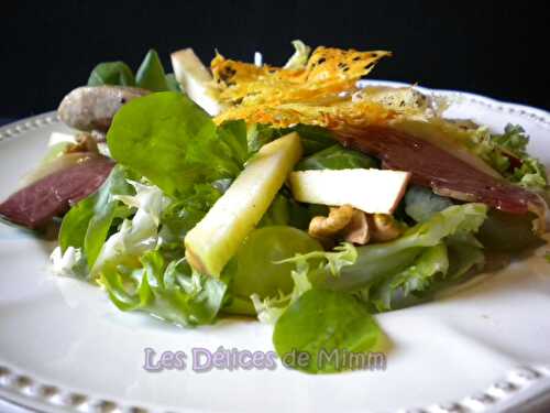 Salade automnale aux filets de caille, magret fumé et fruits de saison
