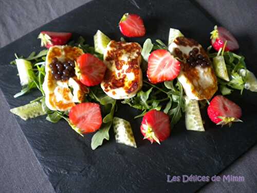 Salade de halloumi, roquette, fraises et caviar de concombre