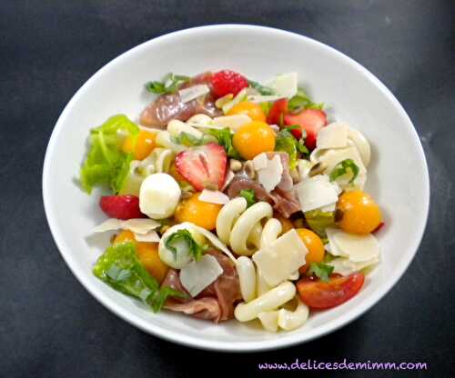 Salade de pâtes au melon, mozzarella, jambon de Parme, …