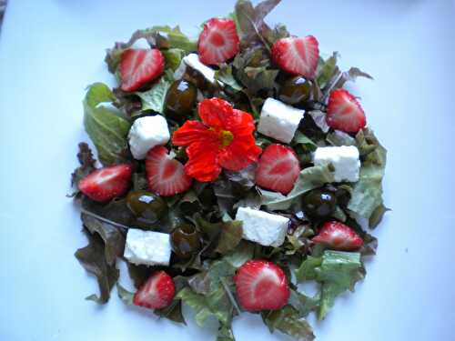 Salade estivale feta, fraises et olives confites, vinaigrette vanillée - Les Délices de Mimm