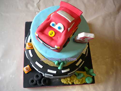 Un gâteau Cars avec voiture Flash Mcqueen (pâte à sucre) - Les Délices de Mimm