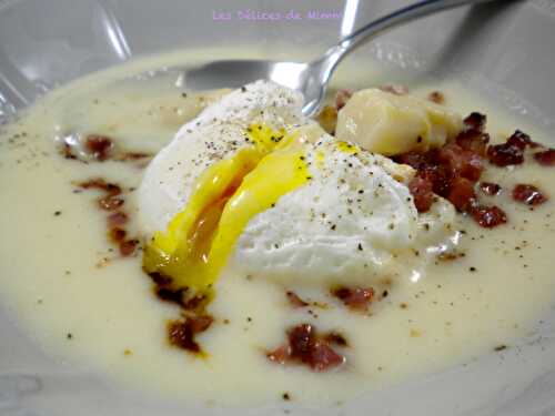 Velouté d’asperges, croustillant de jambon cru et œuf poché