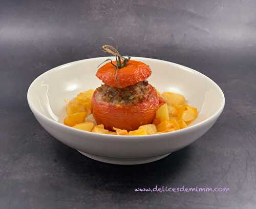 Tomates farcies sur lit de pommes de terre