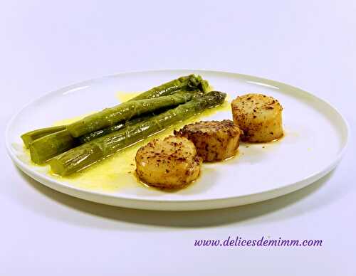 Noix de Saint-Jacques snackées, asperges vertes et vinaigrette à l’orange