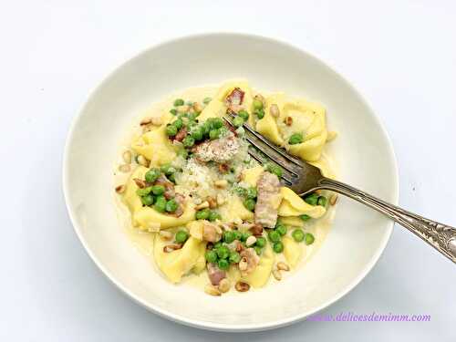 Tortellini pesto, petits pois, lardons et parmesan