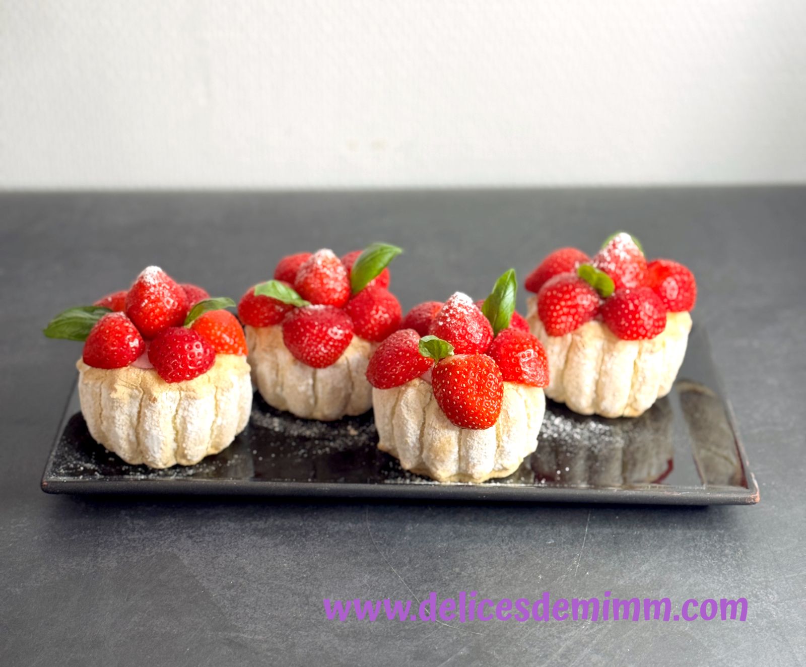 Charlottes individuelles aux fraises