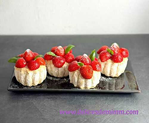 Charlottes individuelles aux fraises