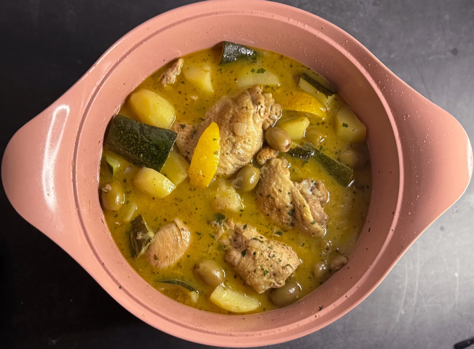 Tajine de poulet aux olives, courgettes et citron confit 