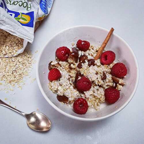 Porridge aux framboises, dattes et cannelle