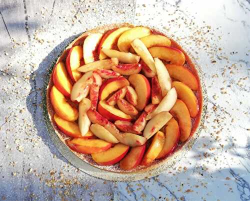 Tarte amandine aux pêches et brugnons