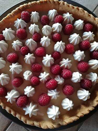 Tarte au chocolat blanc, framboises et chantilly