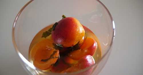 Abricots pochés au basilic