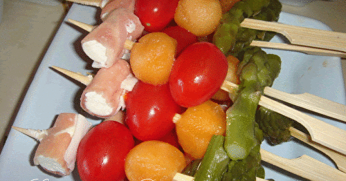 Brochettes d'asperges, involtini, tomates et melon