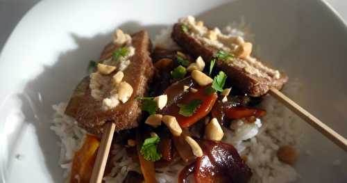 Brochettes de tofu, cacahuètes et légumes sautés