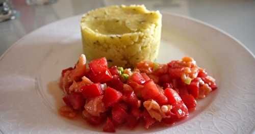 Chaud froid d'écrasée de pommes de terre au thym et à l'huile d'olive  et sa brunoise saumon tomates