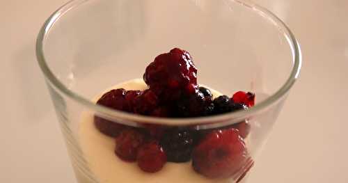 Créme onctueuse au chocolat blanc-tofu soyeux, garniture de fruits rouges