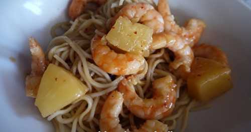 Crevettes sautées aigre doux piquant à l'ananas