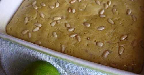 Gâteau à l'huile d'olive, citron vert et pignons