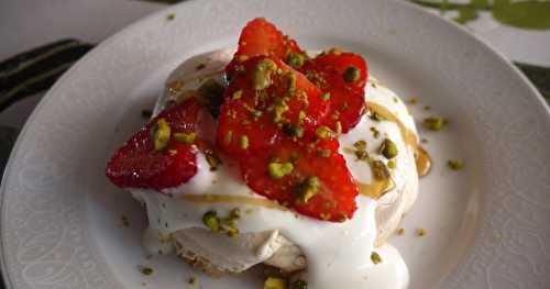 Mini pavlovas aux fraises et aux pistaches